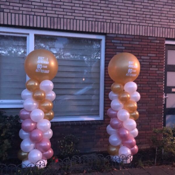 Ballon pilaar met topballon en tekst