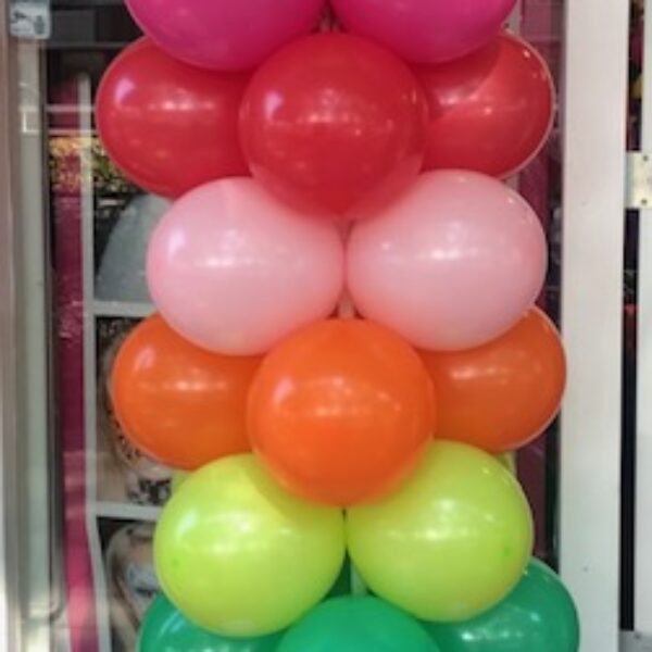 Ballon pilaar met bubbel en meerdere ballonnen