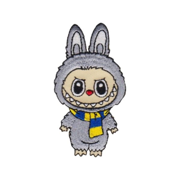 Embleem Labubu met blauw/ gele sjaal