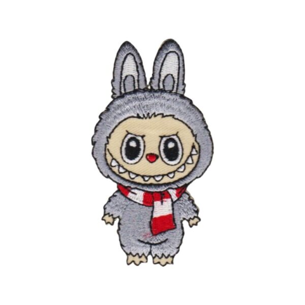 Embleem Labubu met rood/ witte sjaal