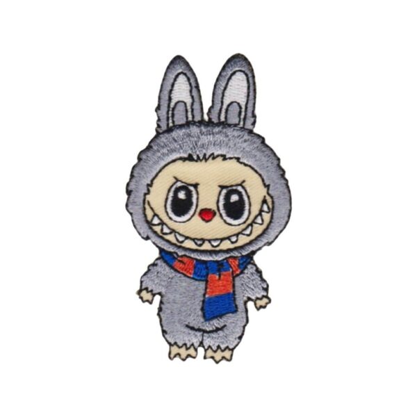 Embleem Labubu met oranje/blauw sjaal