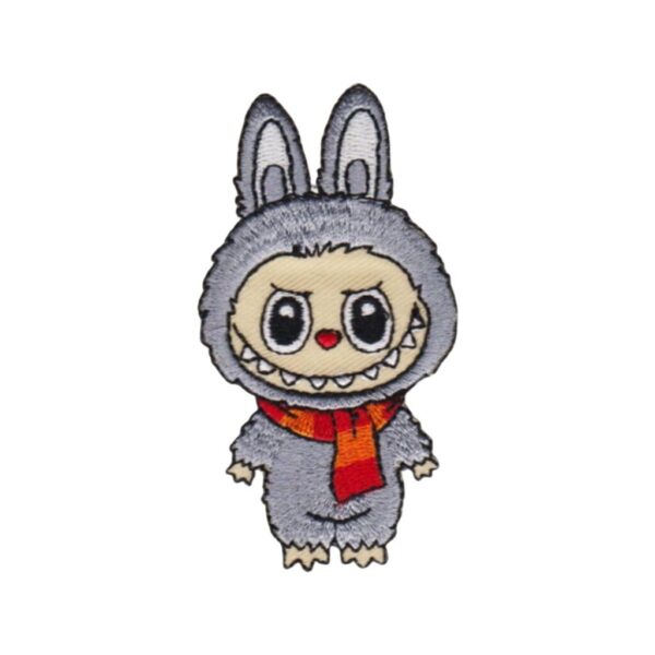 Embleem Labubu met rood/ oranje sjaal