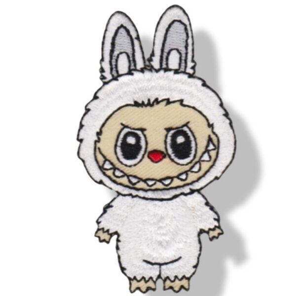 Embleem Labubu in de kleuren roze, wit, geel, blauw, groen, rood